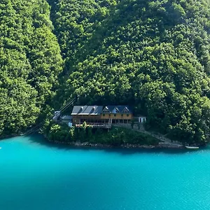Hostal Riverside Komani